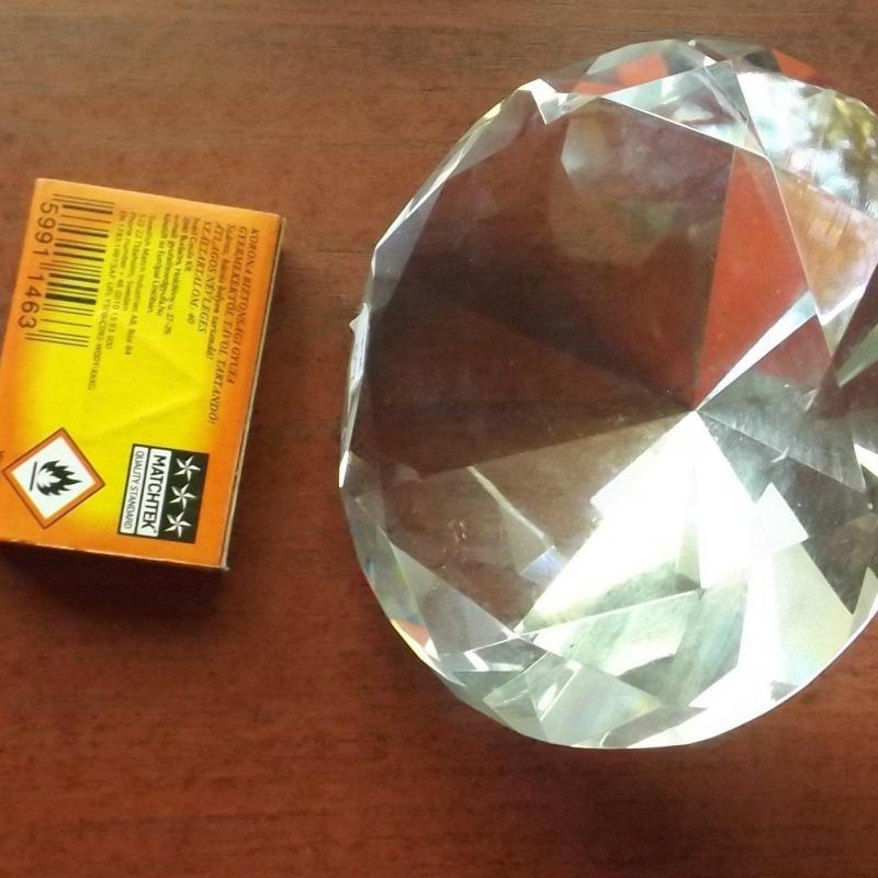 Brillcsiszolású levélnehezék - fehér -  átmérő11 cm - kristály