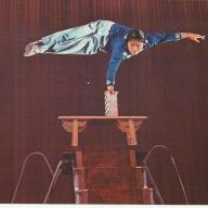 Kínai cirkusz képeslap - fénykép kézállás fatéglán