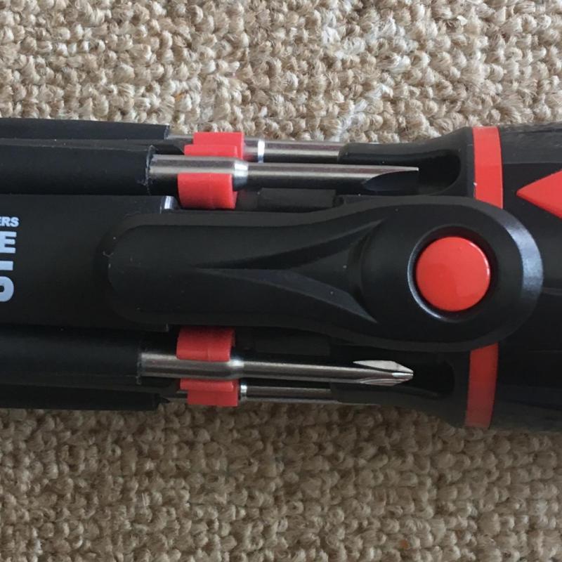 Luxis 10 in 1 csavarhúzó készlet és elemlámpa, elem nélkül