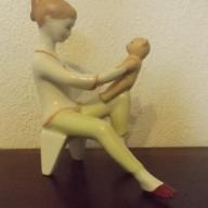 Régi Aquincum Budapest porcelán figura kislány macival
