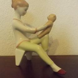 Régi Aquincum Budapest porcelán figura kislány macival