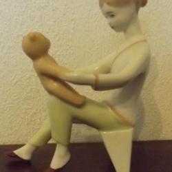 Régi Aquincum Budapest porcelán figura kislány macival