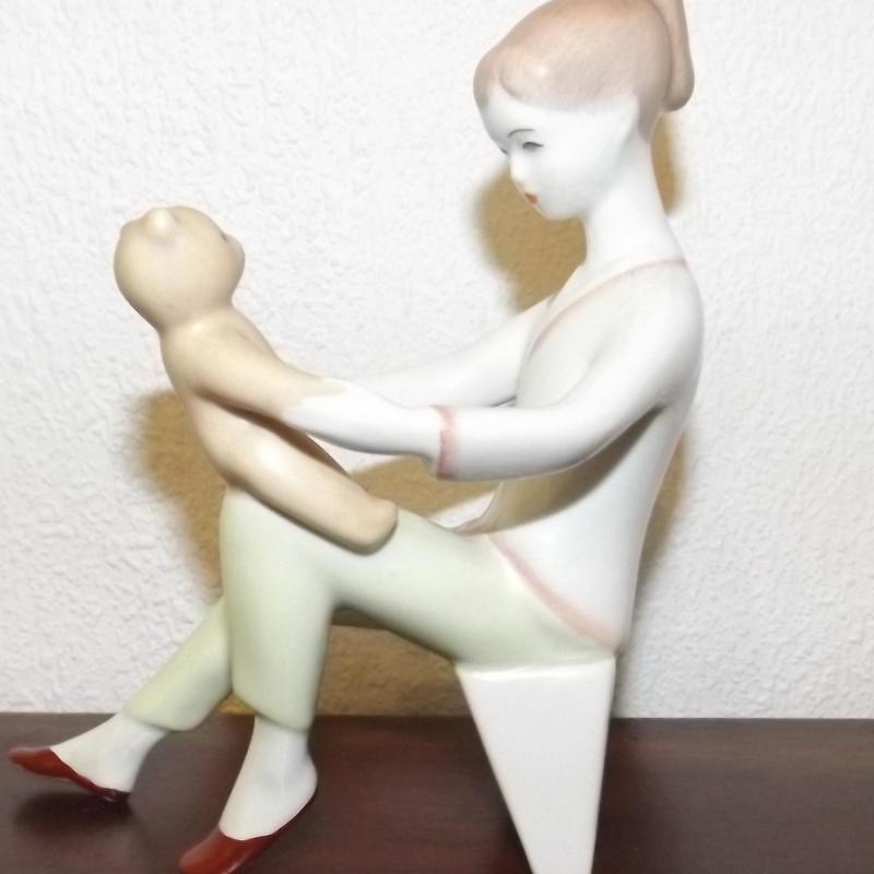 Régi Aquincum Budapest porcelán figura kislány macival