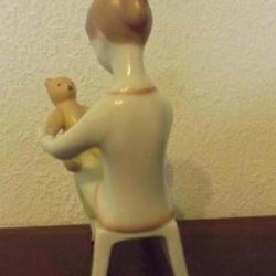 Régi Aquincum Budapest porcelán figura kislány macival
