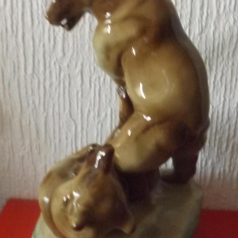 Zsolnay porcelán szobor, Markup Béla -1911- birkózó medvék,